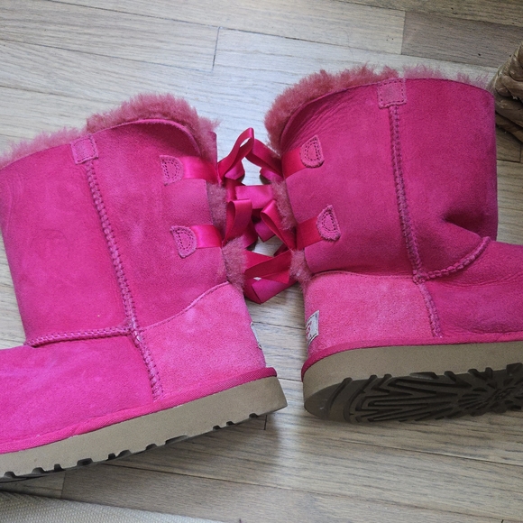 UGG Fuchsia Boots with Bows Kids Size 5/ Womens's 7 - Picture 9 of 10